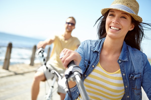 Couple en balade à vélo à Pornic